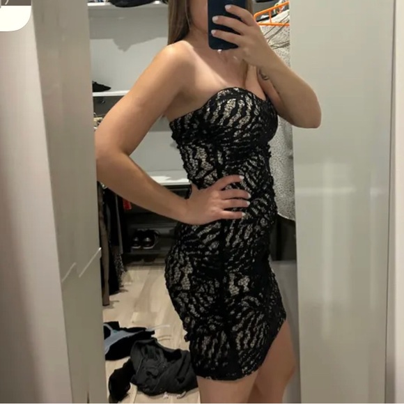Little black lace dress - Picture 3 of 3